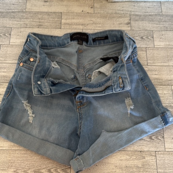 Kendall & Kylie The Icon Short Jean Shorts Size 3 / 26 - Picture 3 of 9